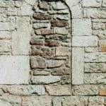 Zugemauertes romanisches Fenster in südlicher Chorwand